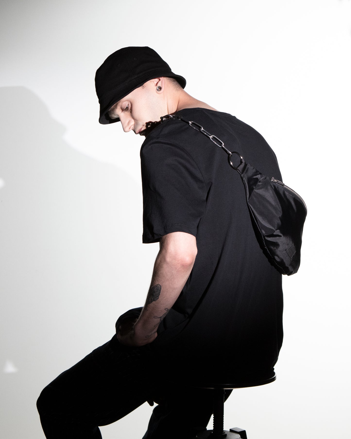 BLACK CHAIN BUM BAG