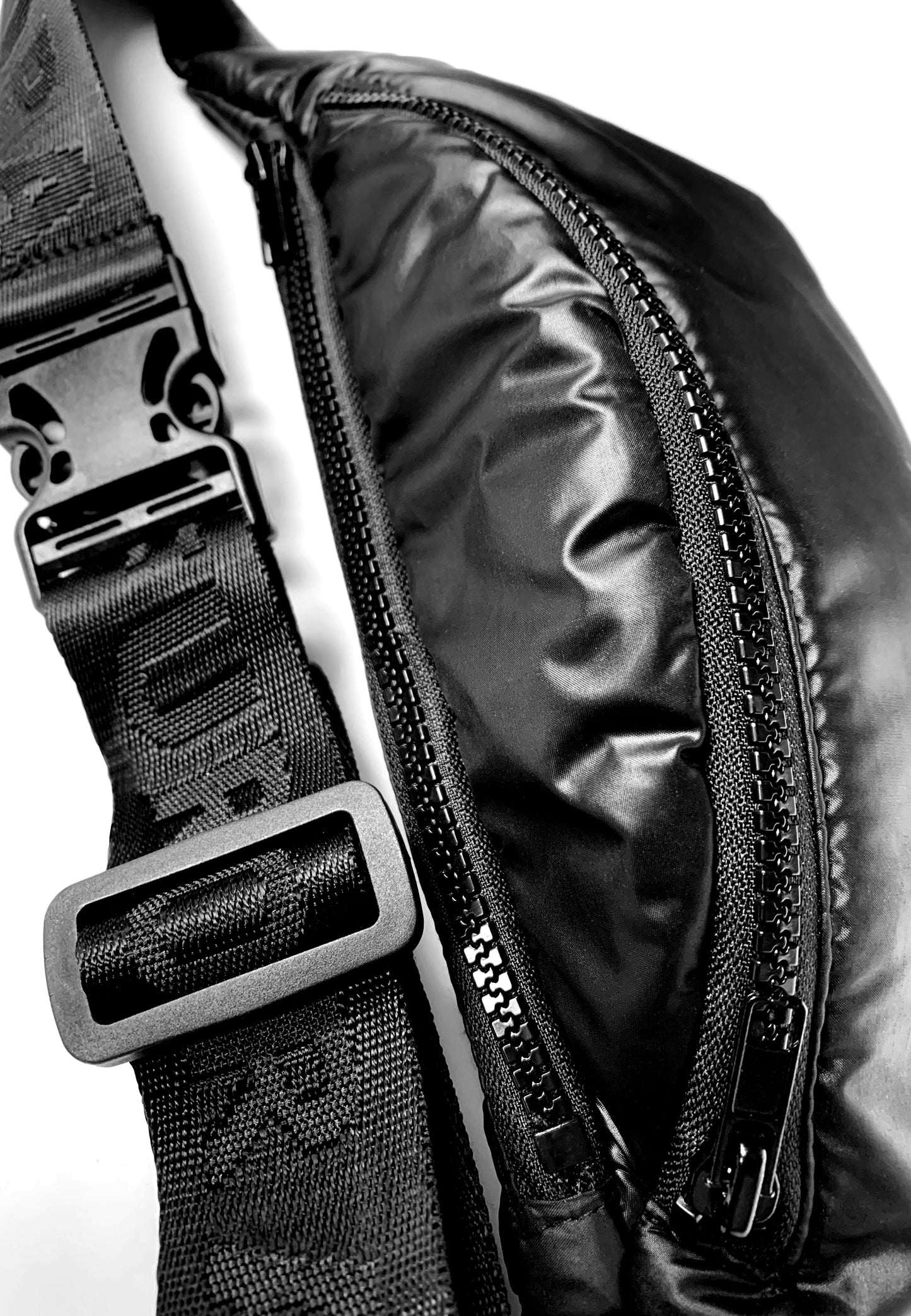 BLACK PUFFER BUM BAG